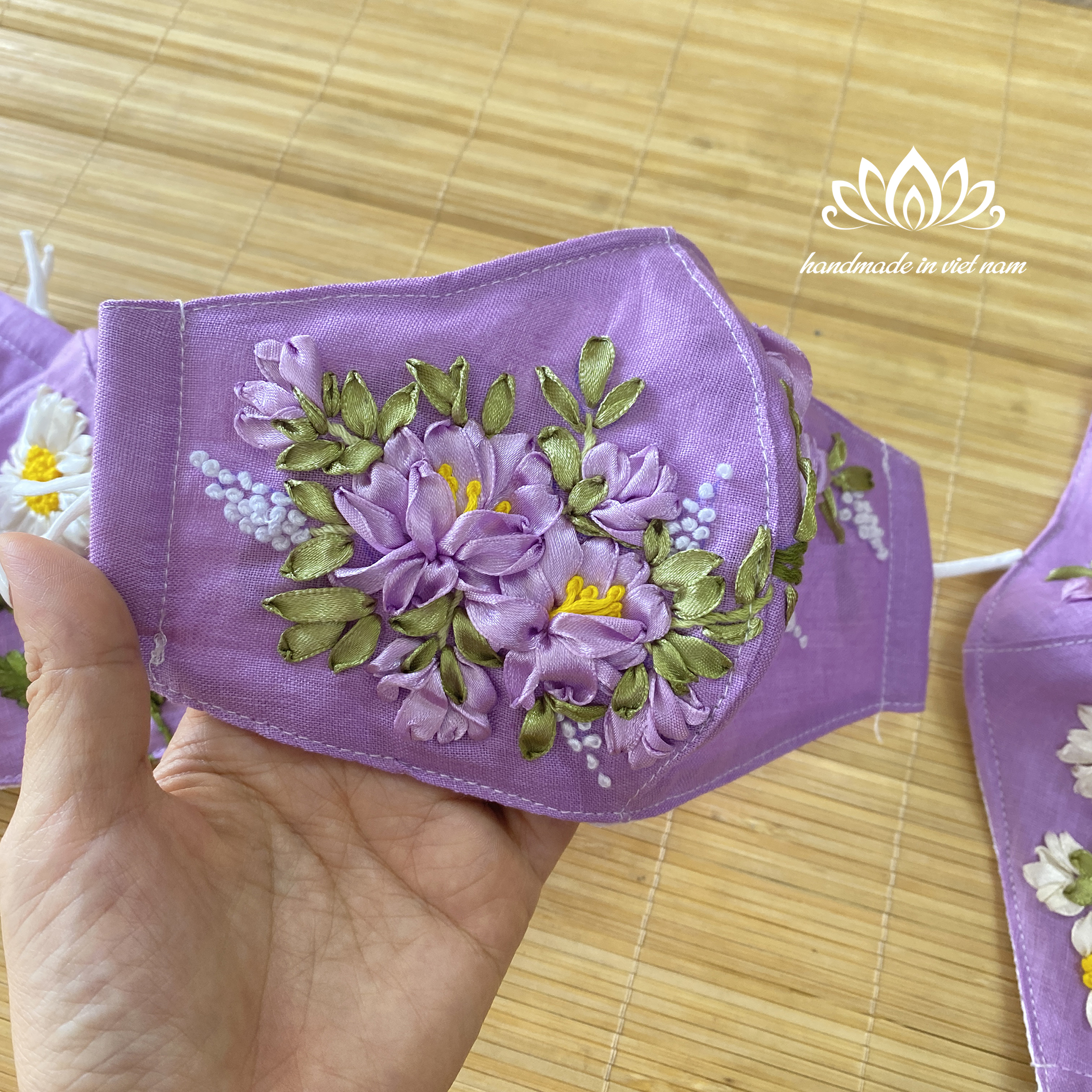 Khẩu trang thêu ruy băng nổi bật độc đáo