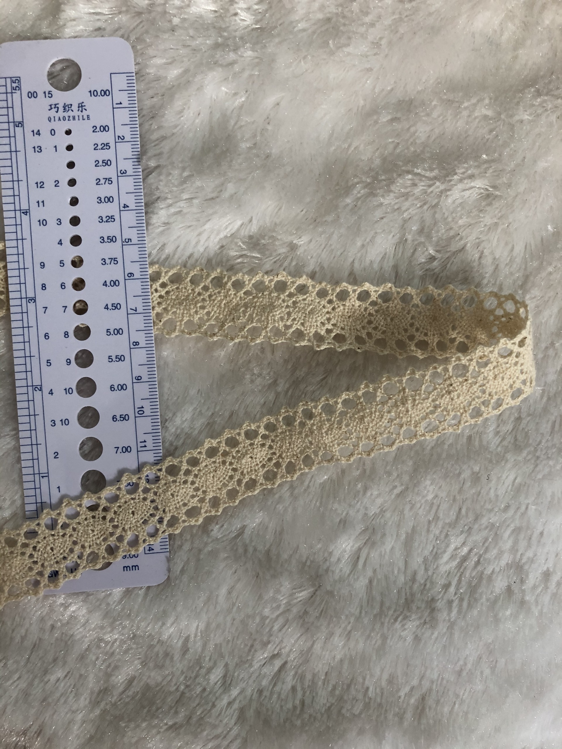 Thread Lace Is 2cm Wide and Decorated at 8K Per Meter.