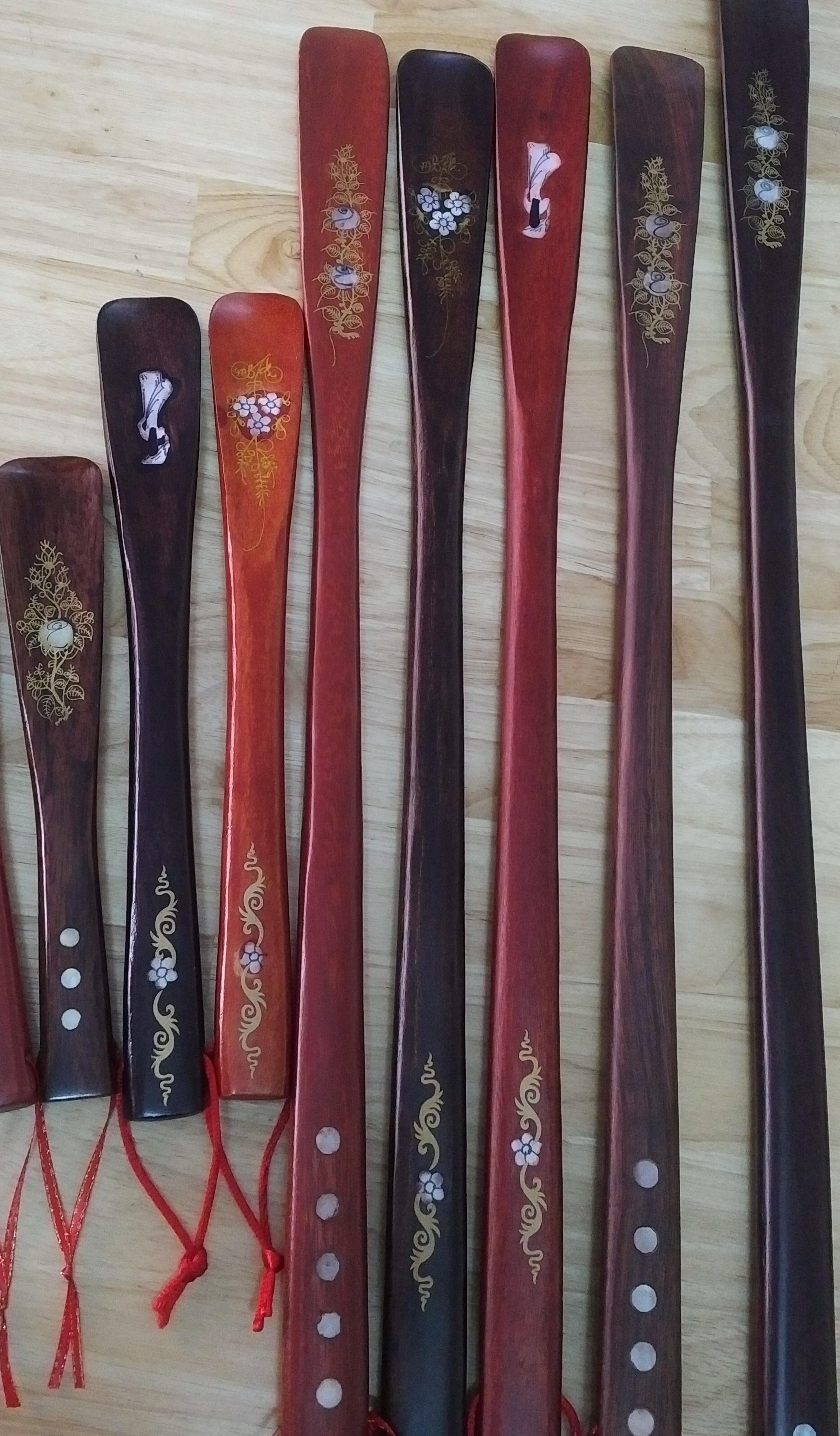 Cây xỏ giày bằng gỗ (55 cm)