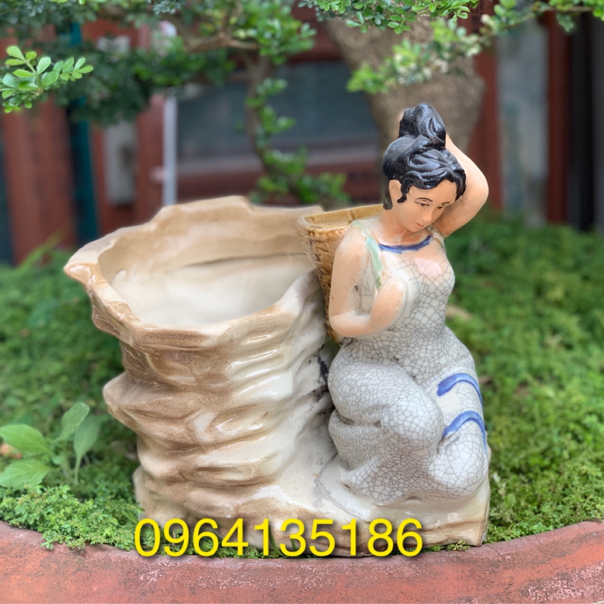 Tượng cô gái gùi đồ bên chậu cây men rạn gốm sứ Bát Tràng