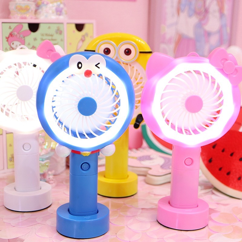 QUẠT MINI CẦM TAY SẠC TÍCH ĐIỆN HOẠT HÌNH KÈM ĐÈN LED SIÊU ĐÁNG YÊU TẠO GIÓ CỰC MÁT CỰC ÊM VỚI THIẾT KẾ NHỎ GỌN BẮT MẮT KÈM ĐẾ ĐỂ BÀN TẶNG CÁP SẠC USB TIỆN DỤNG
