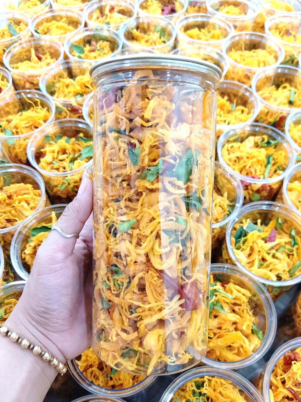 LON PET- 300gr khô gà lá chanh