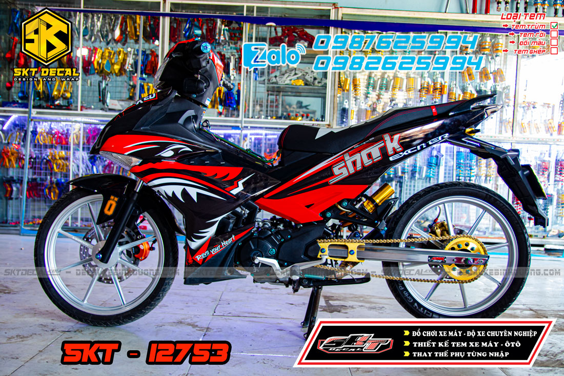 tem trùm xe exciter 150 đỏ đen cá mập