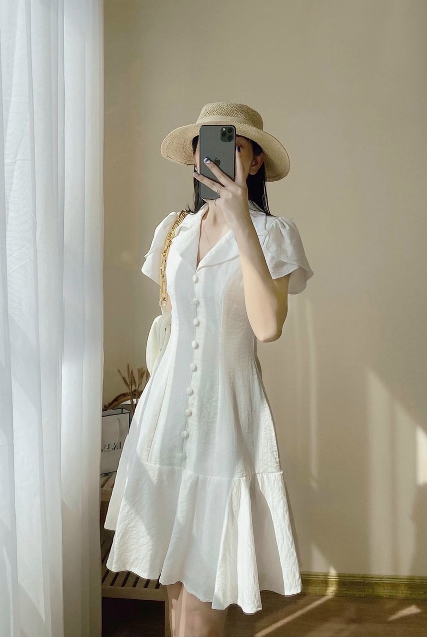 Đầm trắng nút bọc tay sen