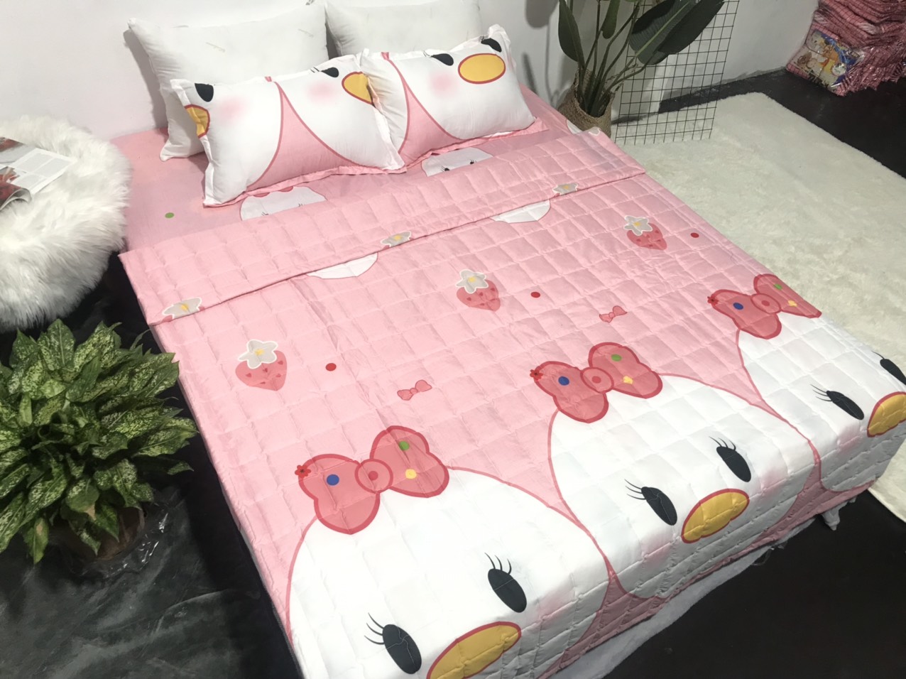 Set Ga Gối 3 Món Mẫu Vịt Hồng CHM2 (Gồm 1 Ga bo chun + 2 Vỏ Gối Nằm)