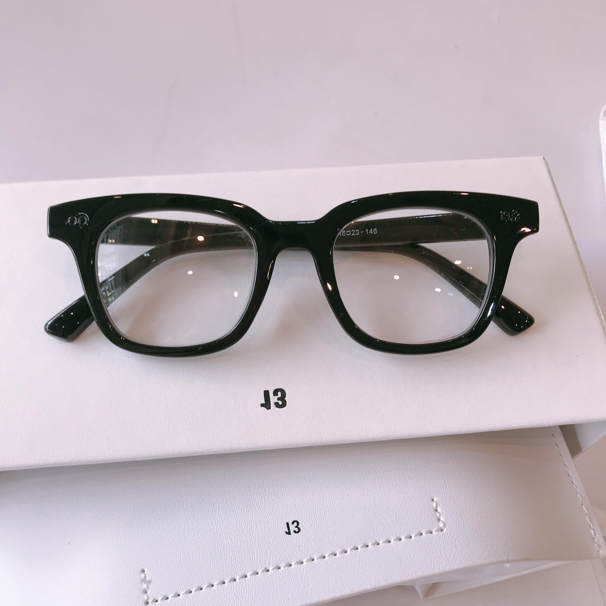 Sunglasses for Men and Women with Round, Wide Eyes in the Style of a Fortune-Teller