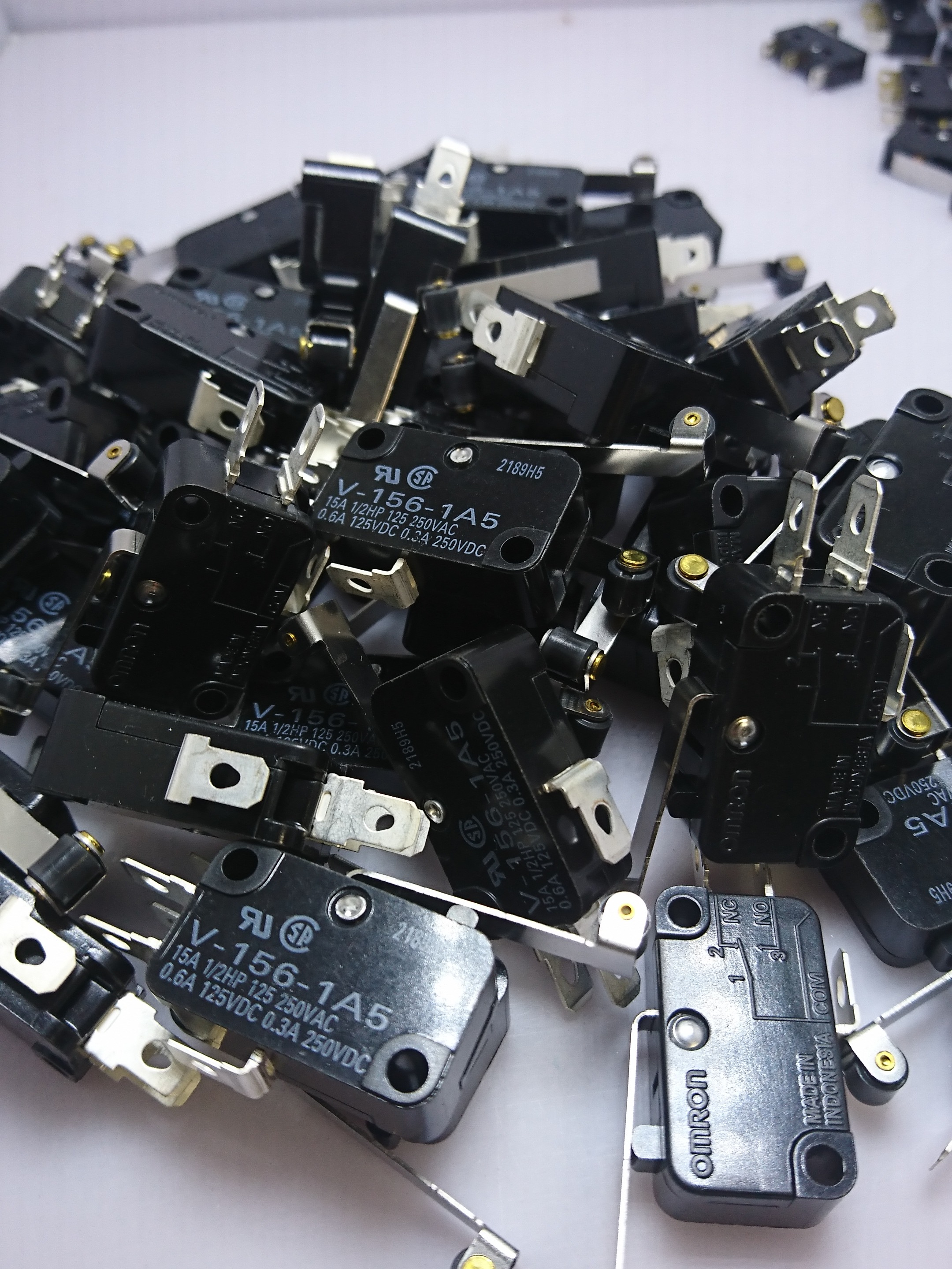 Công tắc hành trình có bánh xe OMRON (V-156-1A5)