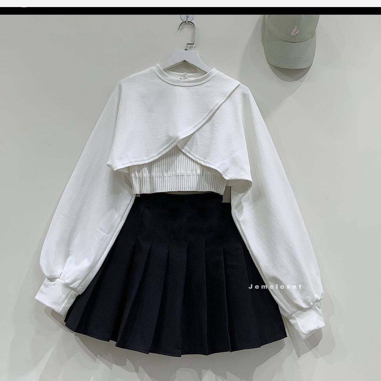Váy tennis đen + set 2 món đắp chéo trắng