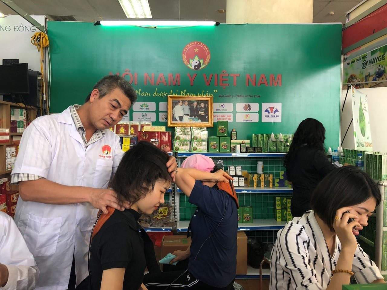 (Tặng 1 chai ngải cứu 100ml) Combo 4 chai tinh dầu ngải cứu Vitophar 100ml