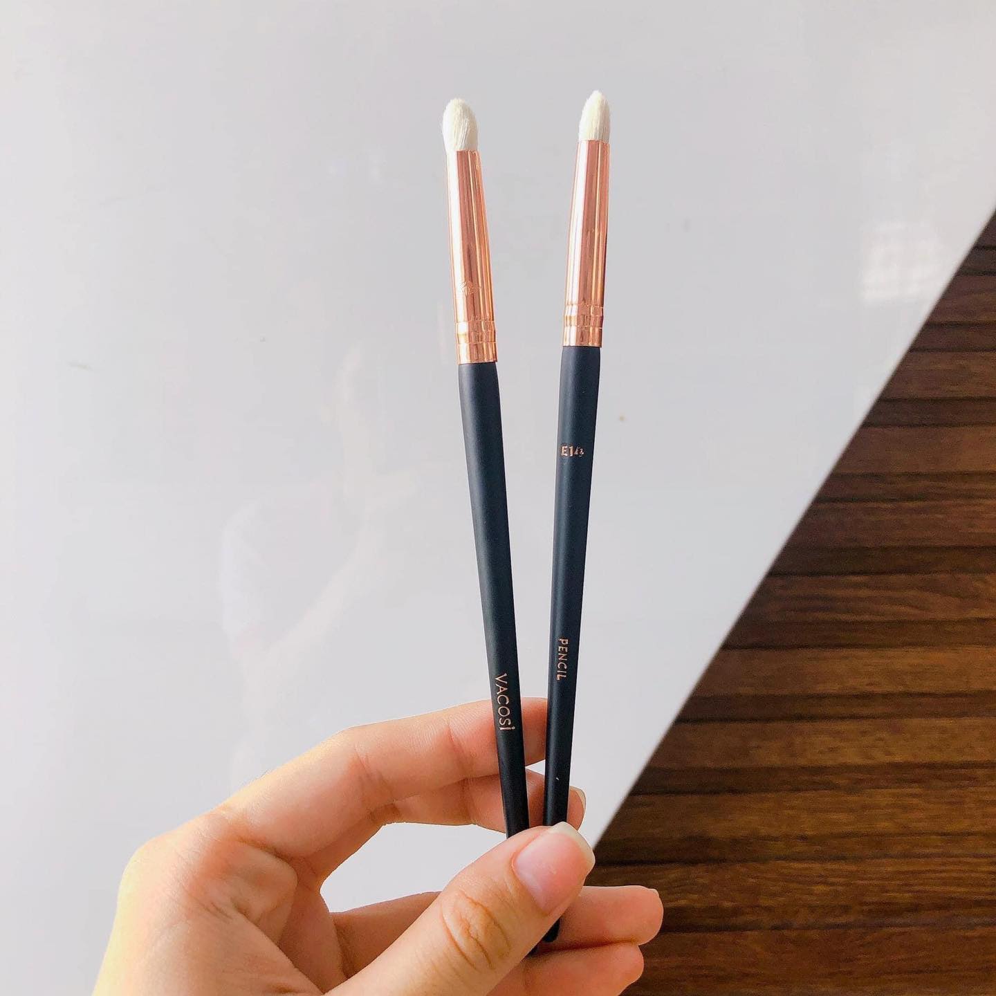 Cọ Tán Phấn Mắt Đầu Bút Chì Vacosi Pencil E14
