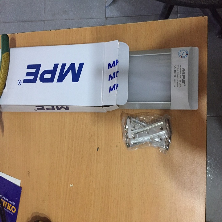 [HCM]ĐÈN LED 06M BÁN NGUYỆT 18W MPE