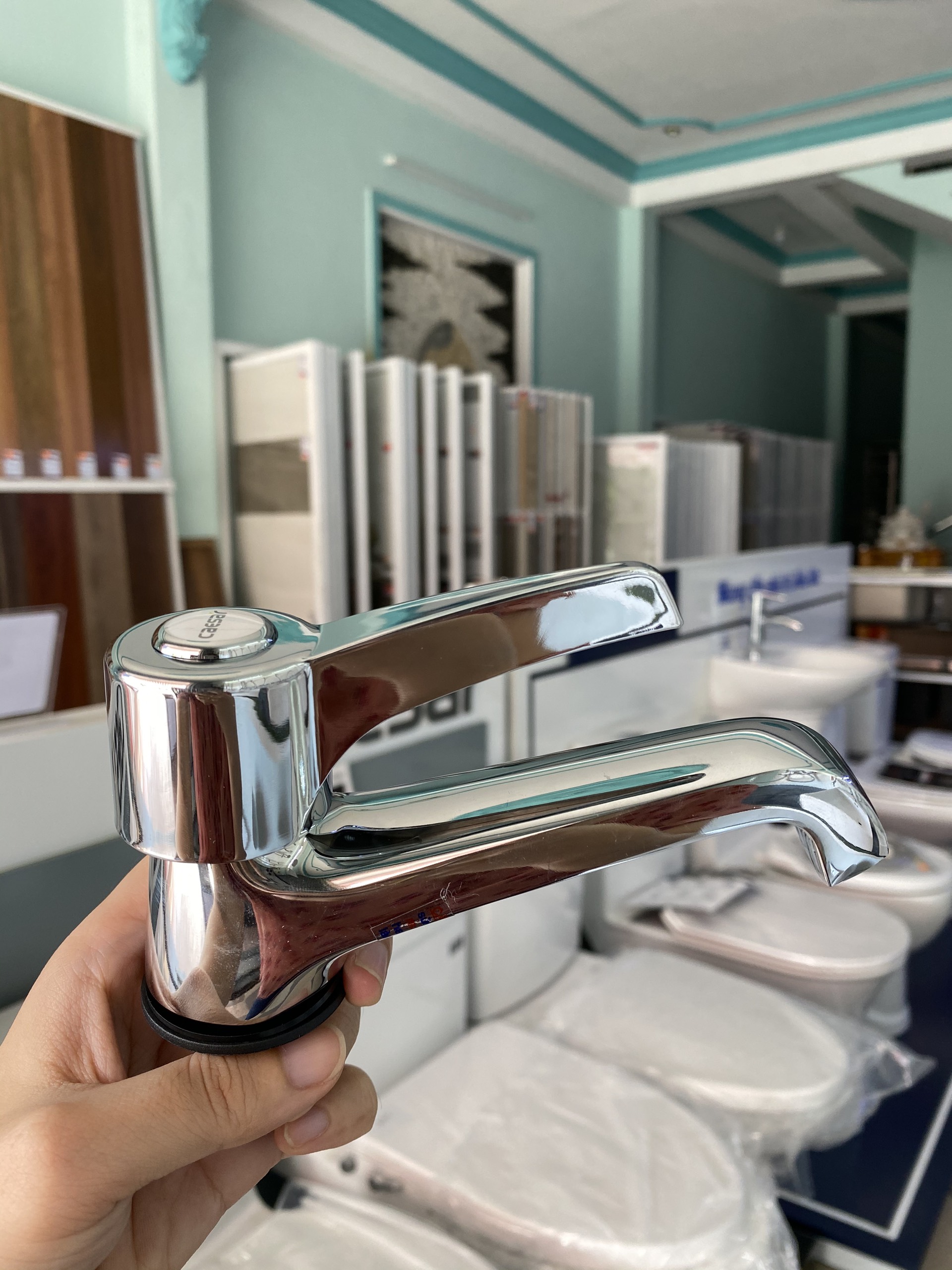 Vòi lavabo lạnh Caesar B104C