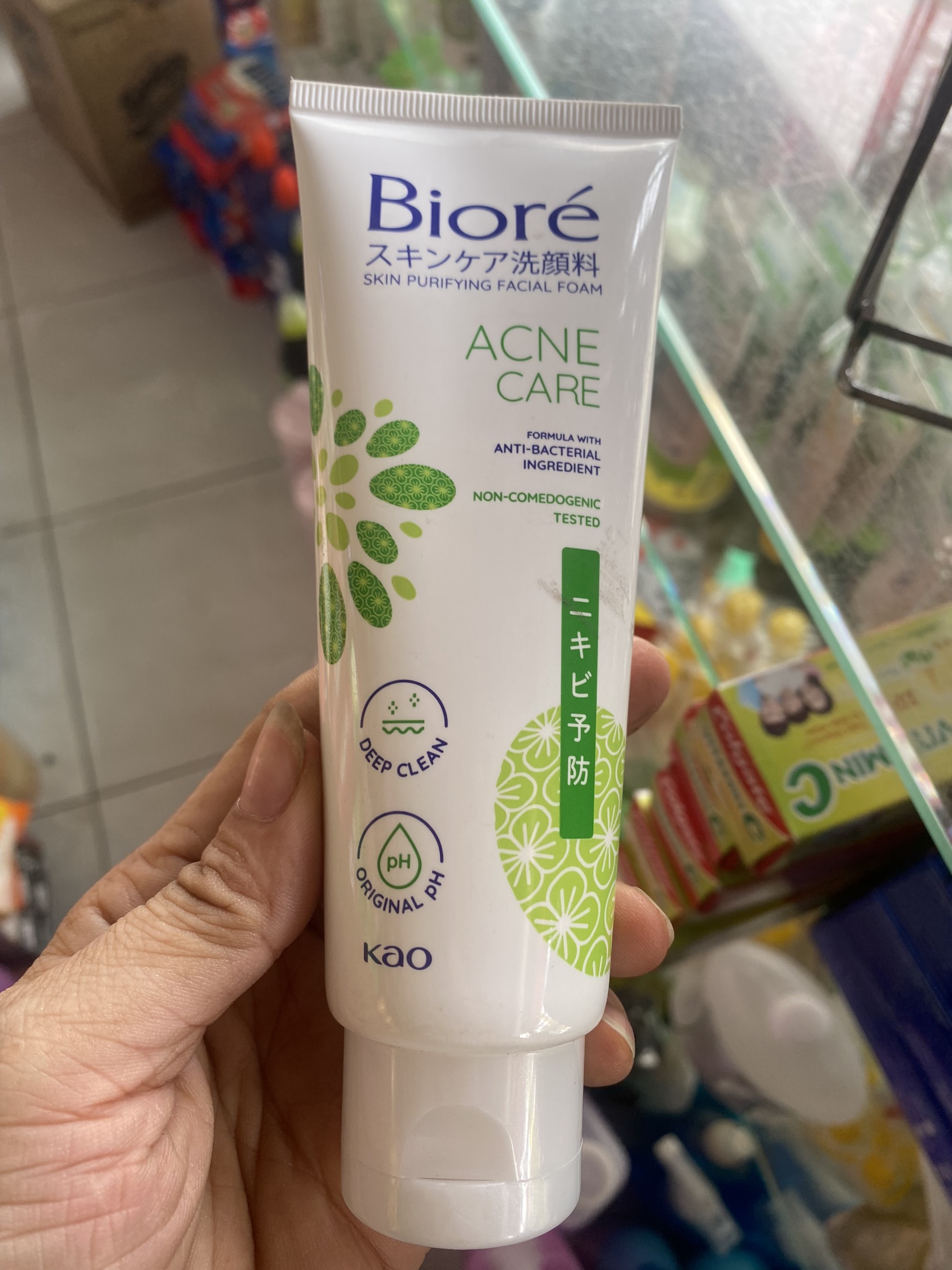 Biore sữa rửa mặt sạch mụn & kháng khuẩn 100g
