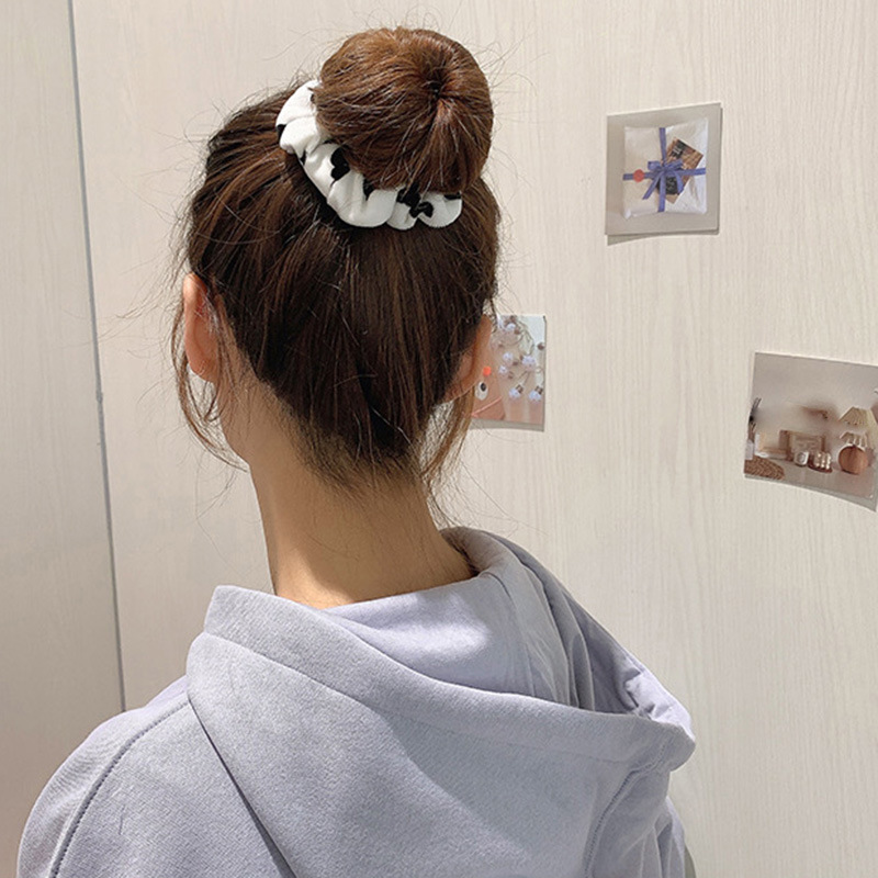 Cột tóc scrunchies lông mịn bò sữa cute