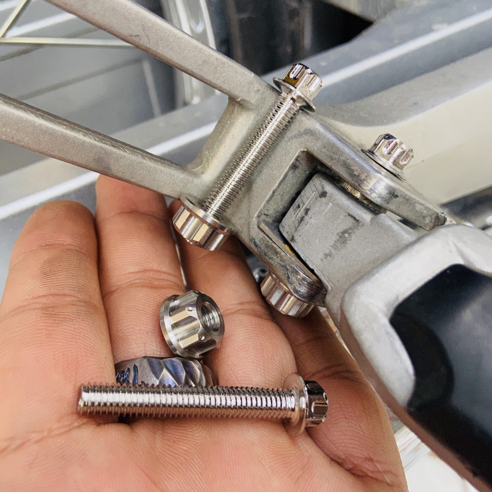 ỐC GÁC CHÂN SALAYA DÀNH CHO XE HONDA ( ỐC TÁN 6LY4)