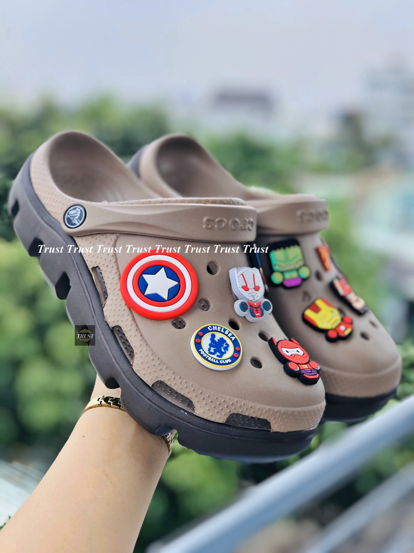 Giảm giá Dép sục Crocs duet quai ngang nam và nữ màu nâu, cá tính siêu nhẹ  đi mưa đi nắng thoải mái chống trơn trượt, có nhiều lỗ thoát hơi thông