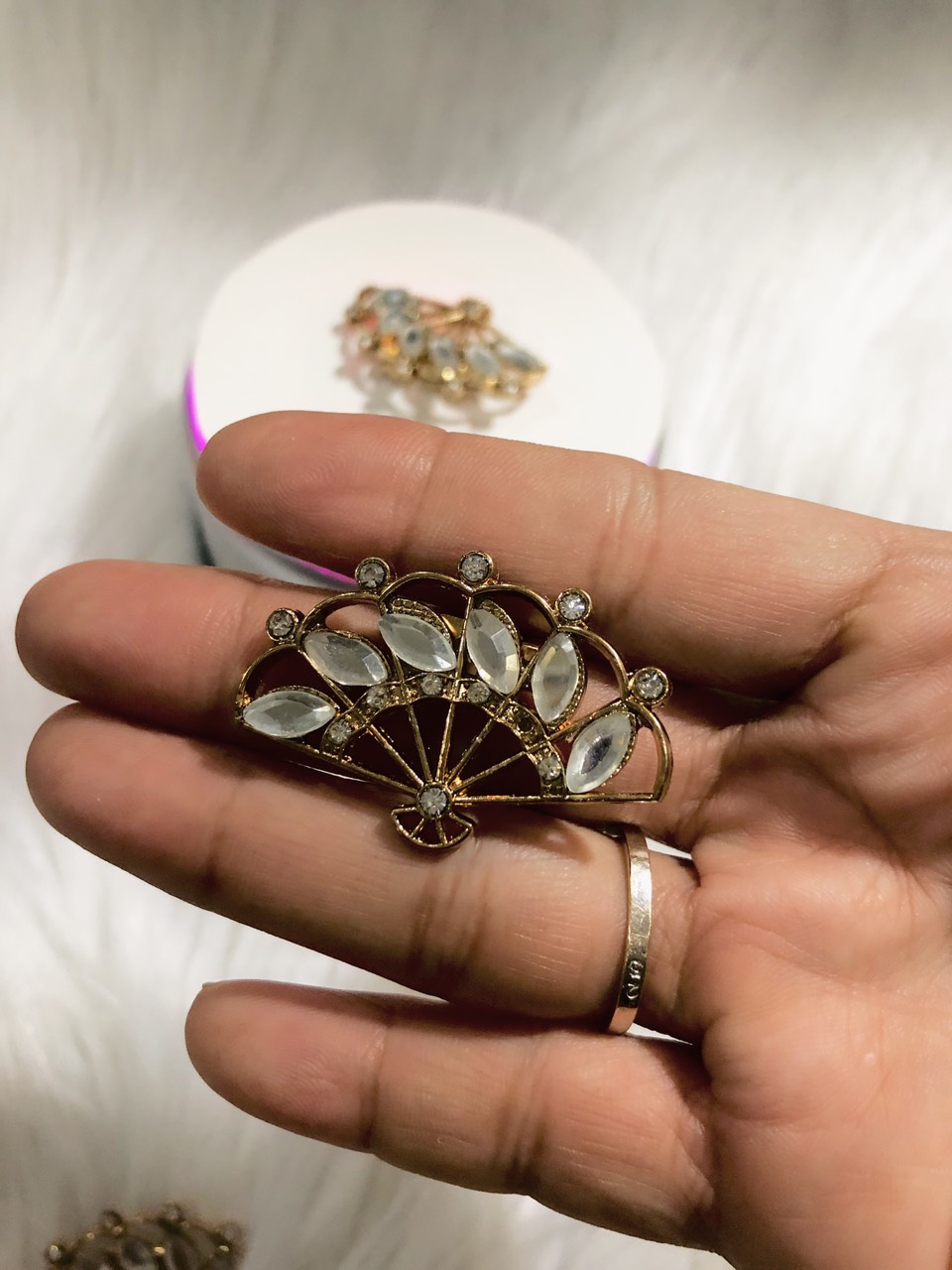 [HCM]Cài áo hình quạt đinh đá. KT 3 x 4cm