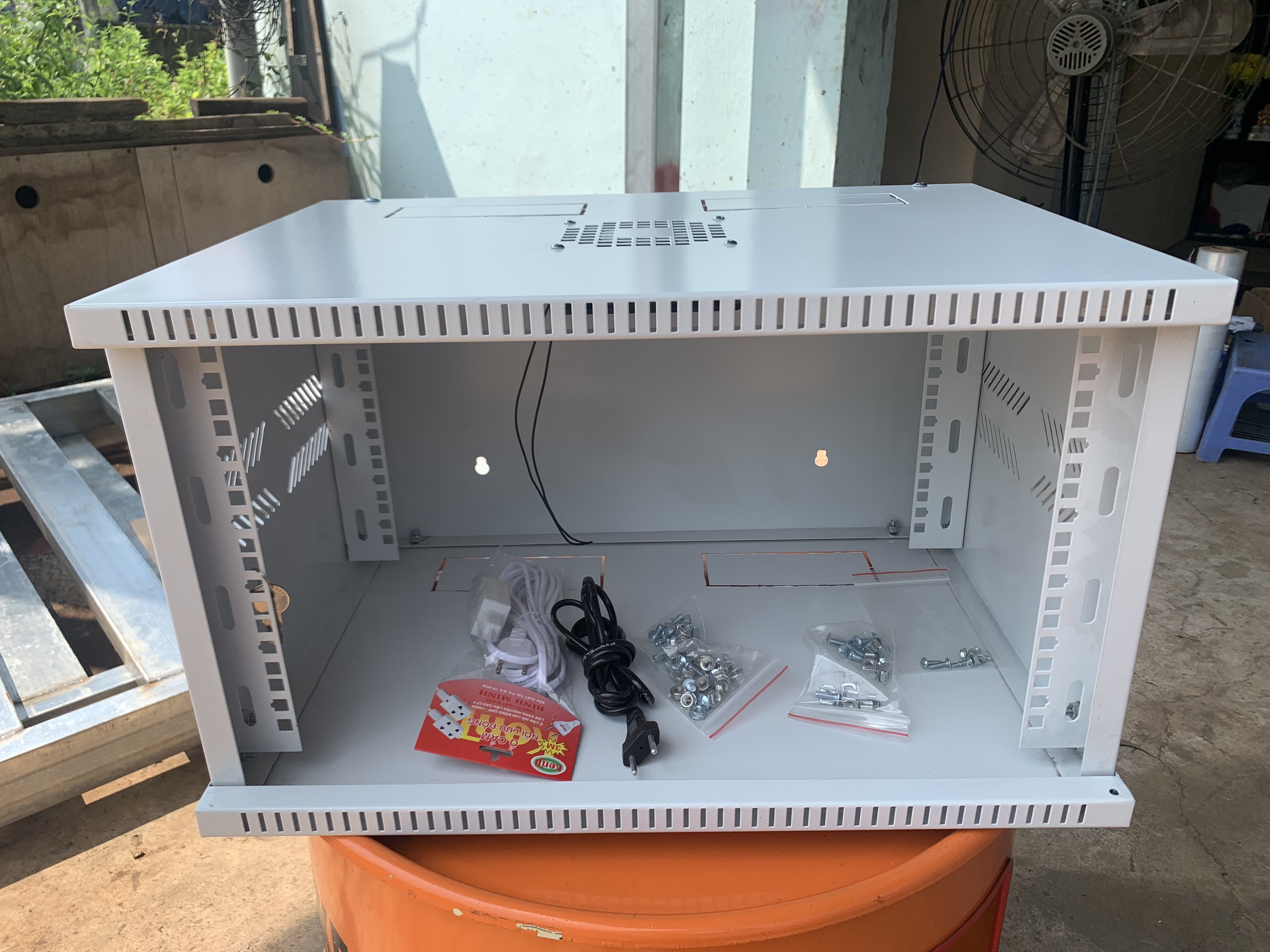 TỦ RACK 6U CHO HỆ THỐNG MẠNG VÀ CAMERA QUAN SÁT.