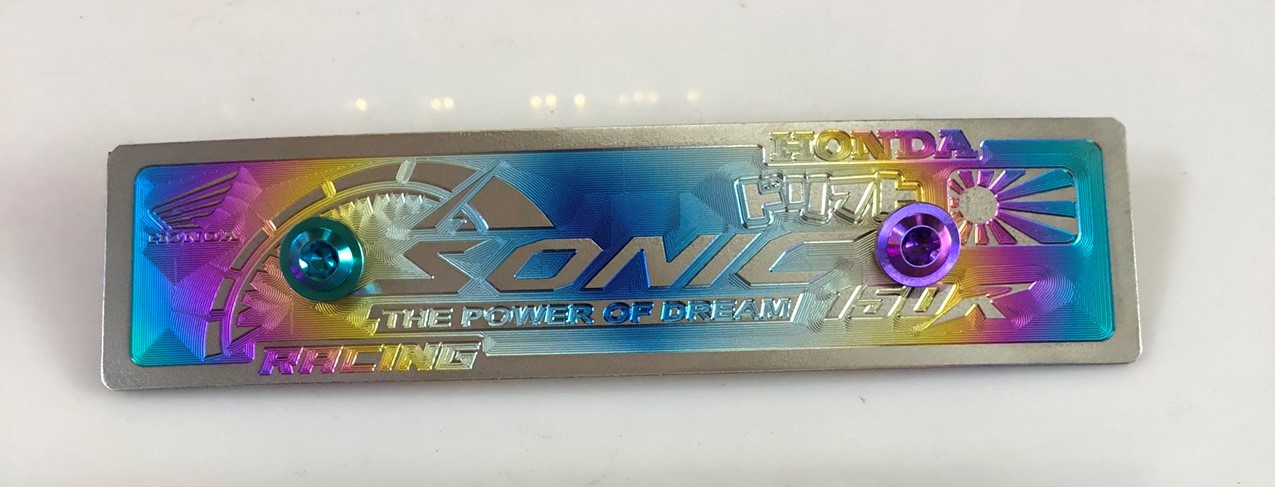 [HCM]Bảng tên SONIC + ốc Gr5 6li15 Titanium kiểu 3D