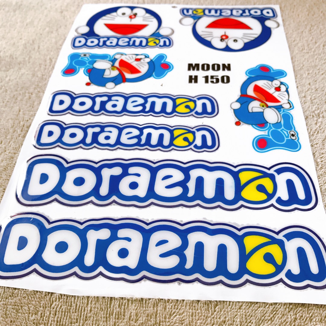 (HCM) TEM PHỦ NHỰA HOẠT HÌNH DOREMON DÁN XE MÁY (MẪU DOREMON CHỮ)