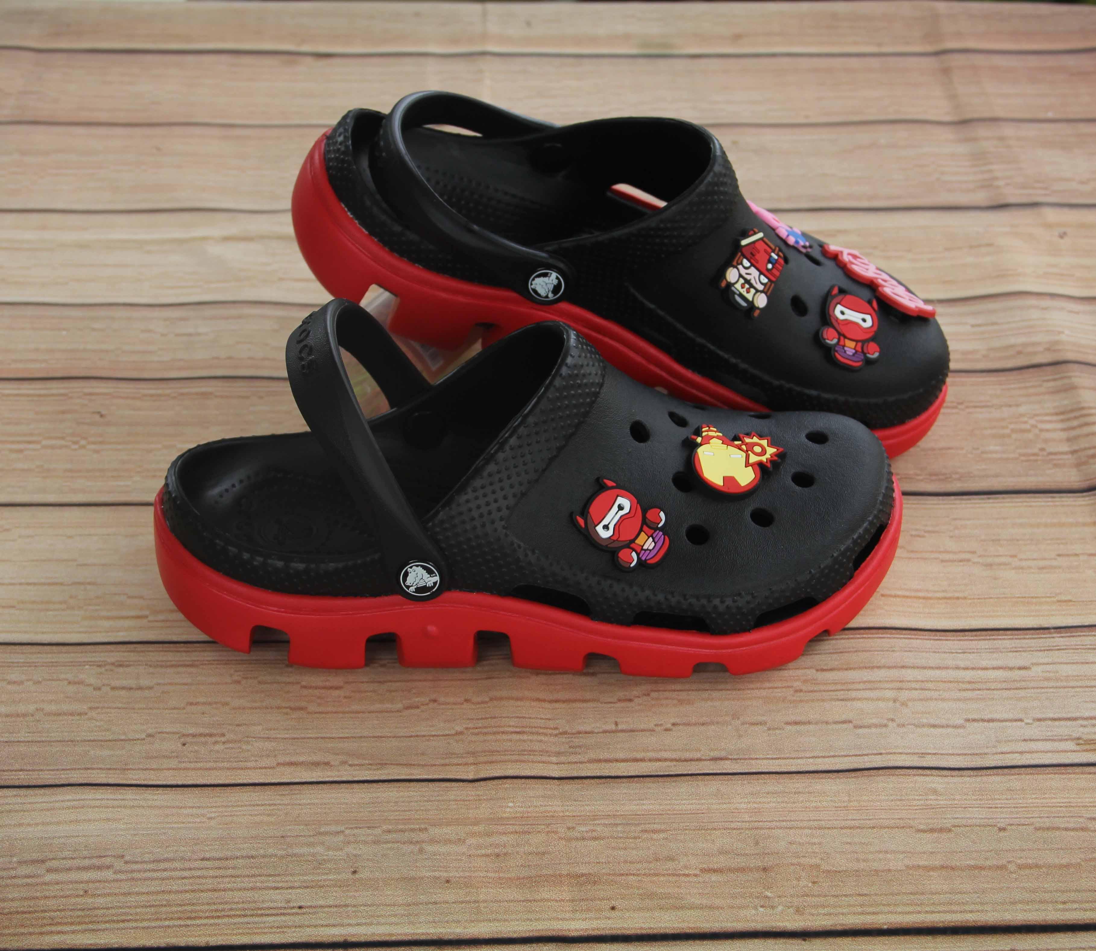 Sục Crocs Duet Sport đen đế đỏ cho cả nam và nữ