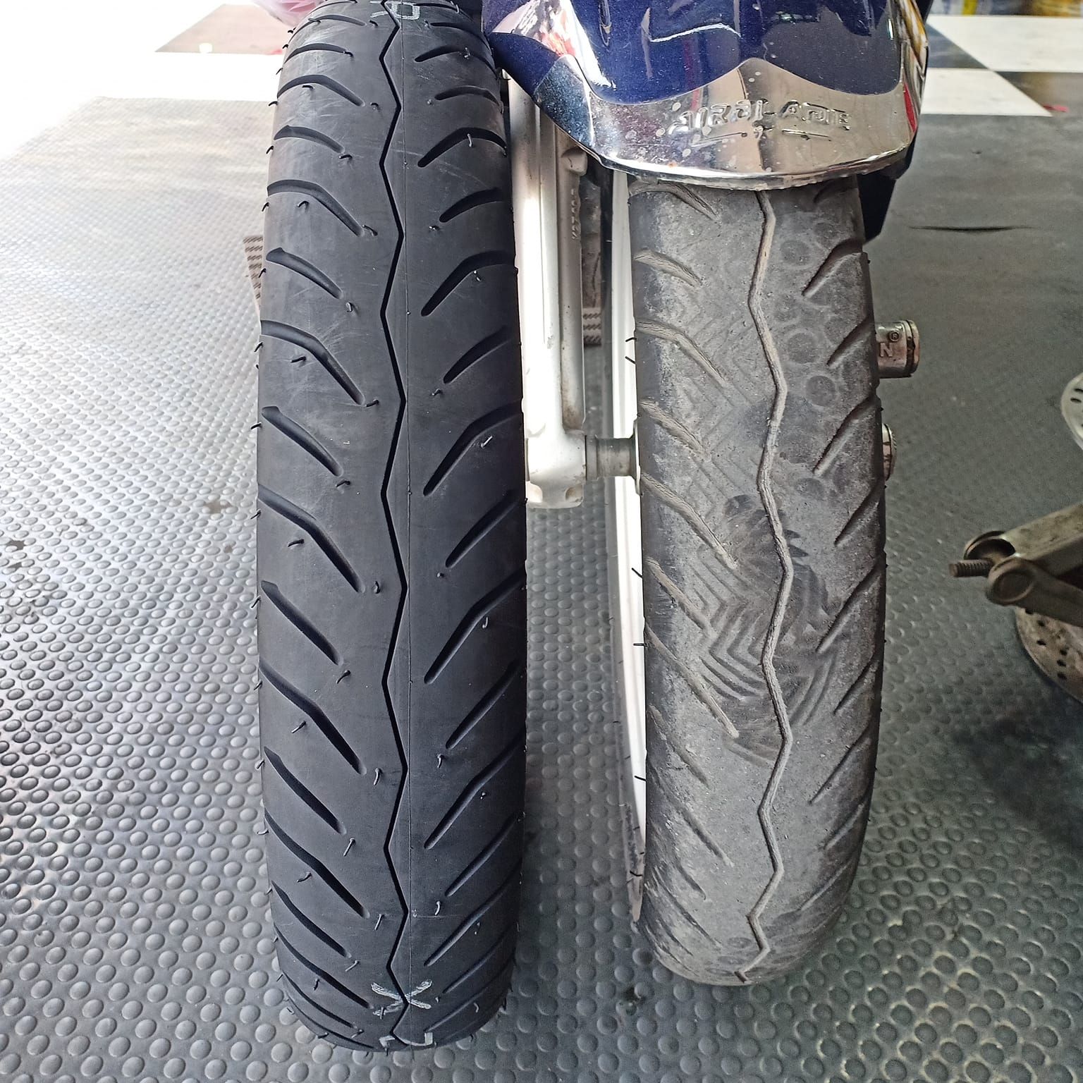 Vỏ Dunlop 80/90-14 dành cho lốp trước các loại xe như Air Blade các đời, Click các đời, Vision