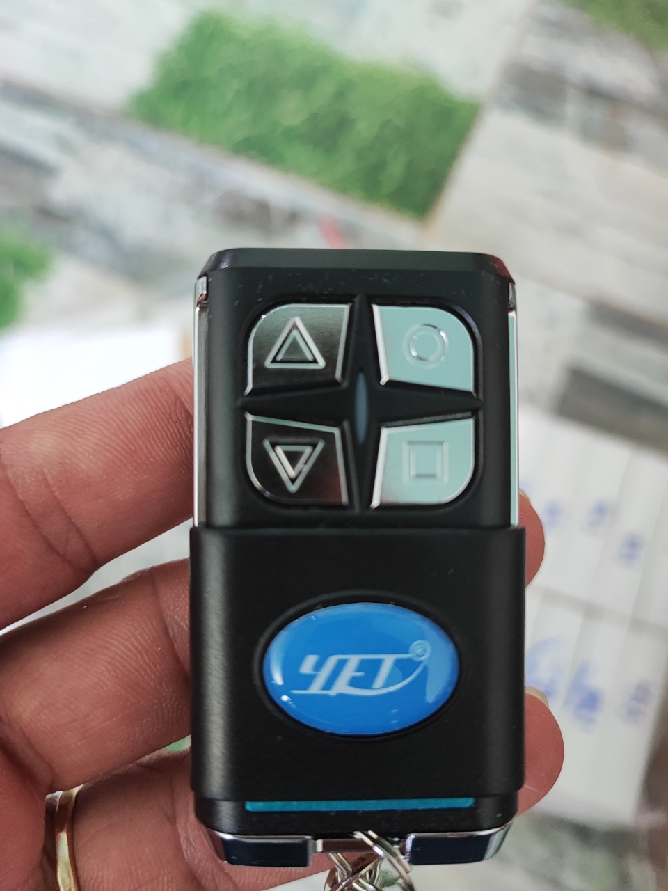 Remote cửa cuốn YET mã nhảy tần số 433mhz