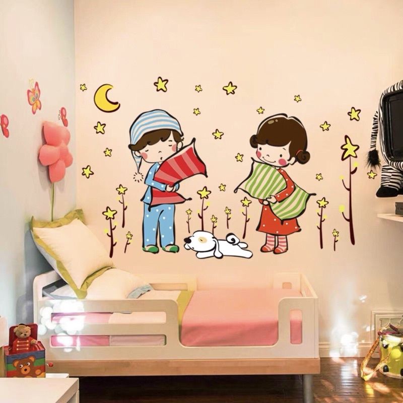 Decal dán tường, tranh dán tường phòng ngủ bé ôm gối sẵn keo