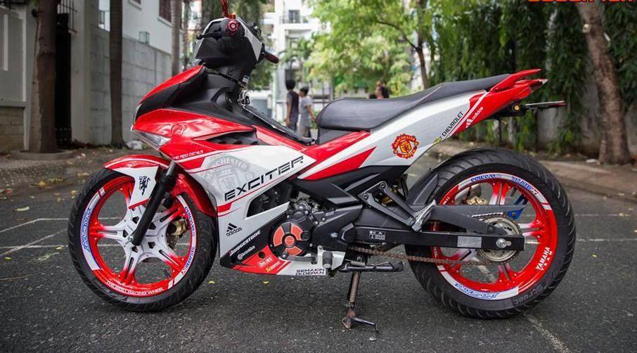 Tem trùm xe máy exciter 150 đỏ trắng manchester - làm tem dán  xe máy exciter 150 theo yêu cầu - Tem trùm xe máy exciter 150 rẻ và đẹp