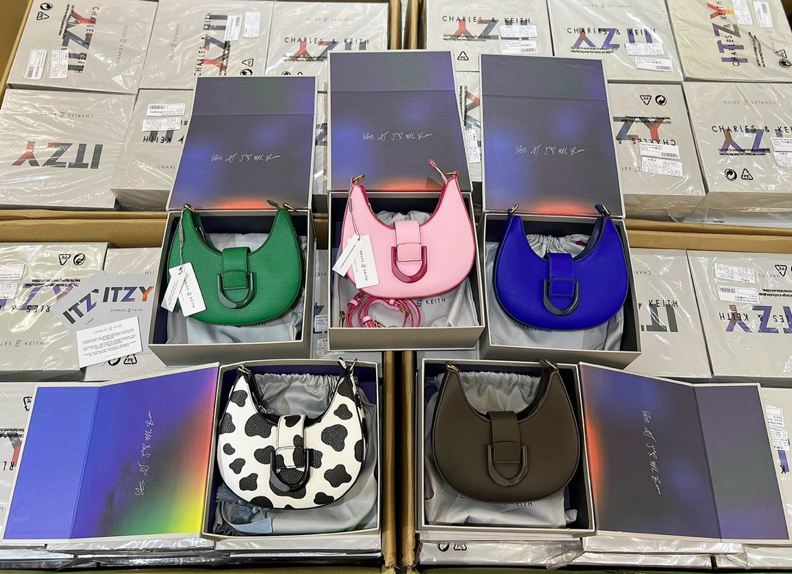 TÚI ĐEO CHÉO NỮ ITZY FULLBOX Size :19cm*6cm*11cm
