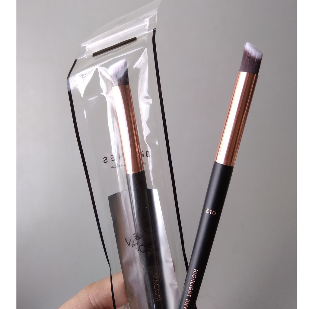 Cọ Che Khuyết Điểm Vùng Mắt Vacosi E10 Highlight Diffuser Brush