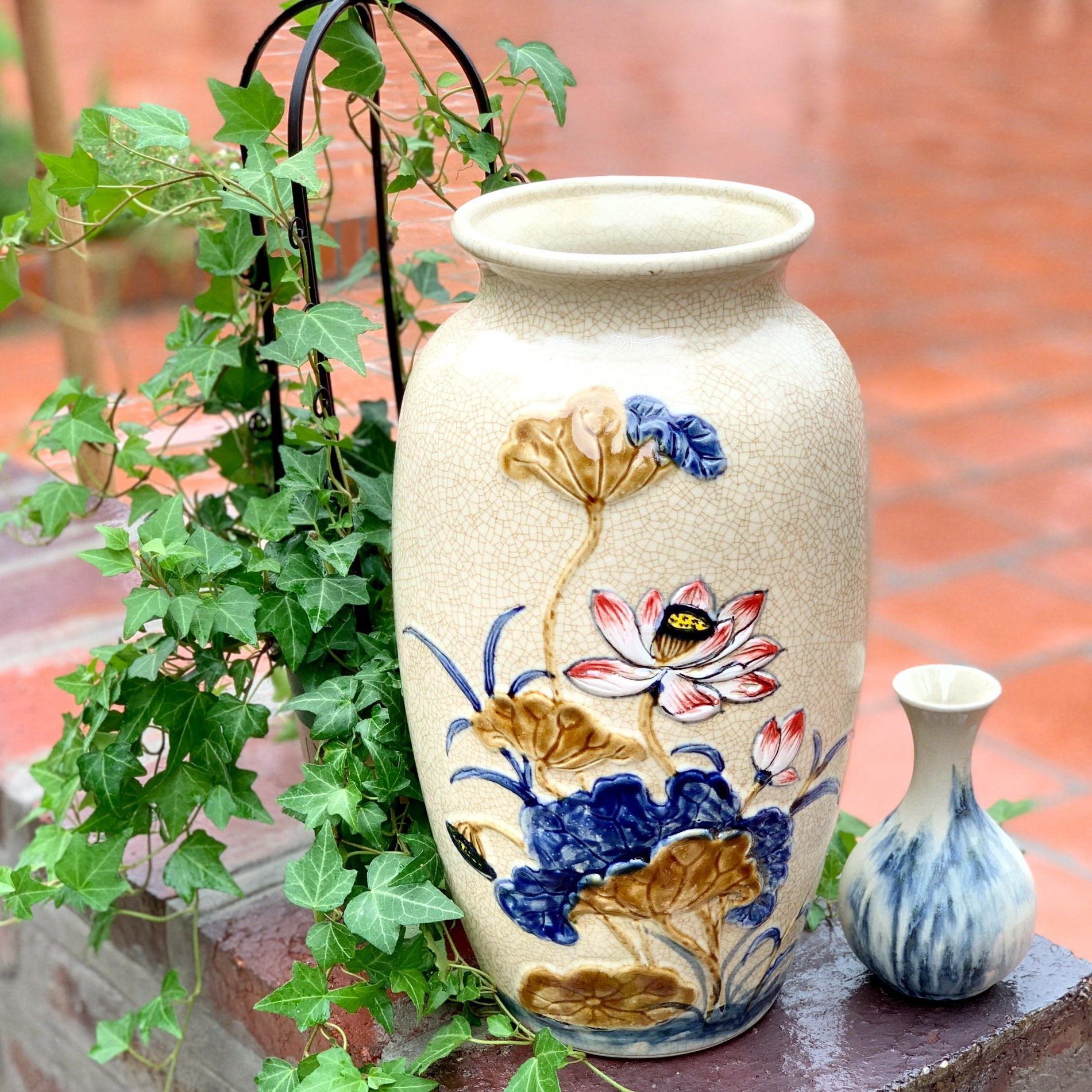 Lộc Bình H38cm, men rạn cổ truyền thống Bát Tràng, chạm nổi họa tiết hoa sen và đồ màu thủ công.