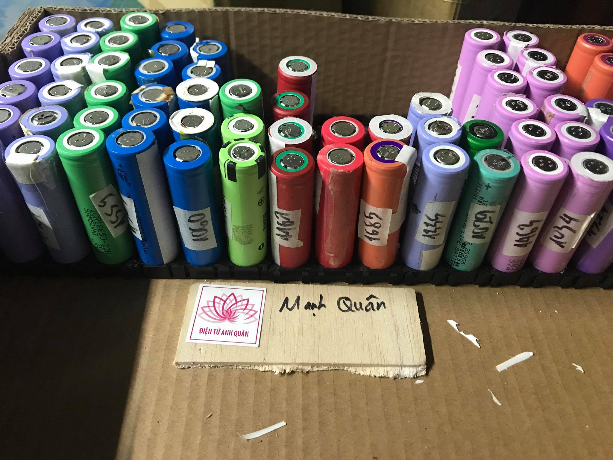 Combo pin 18650 dung lượng từ 1000-1500 mah ( 6 viên ).