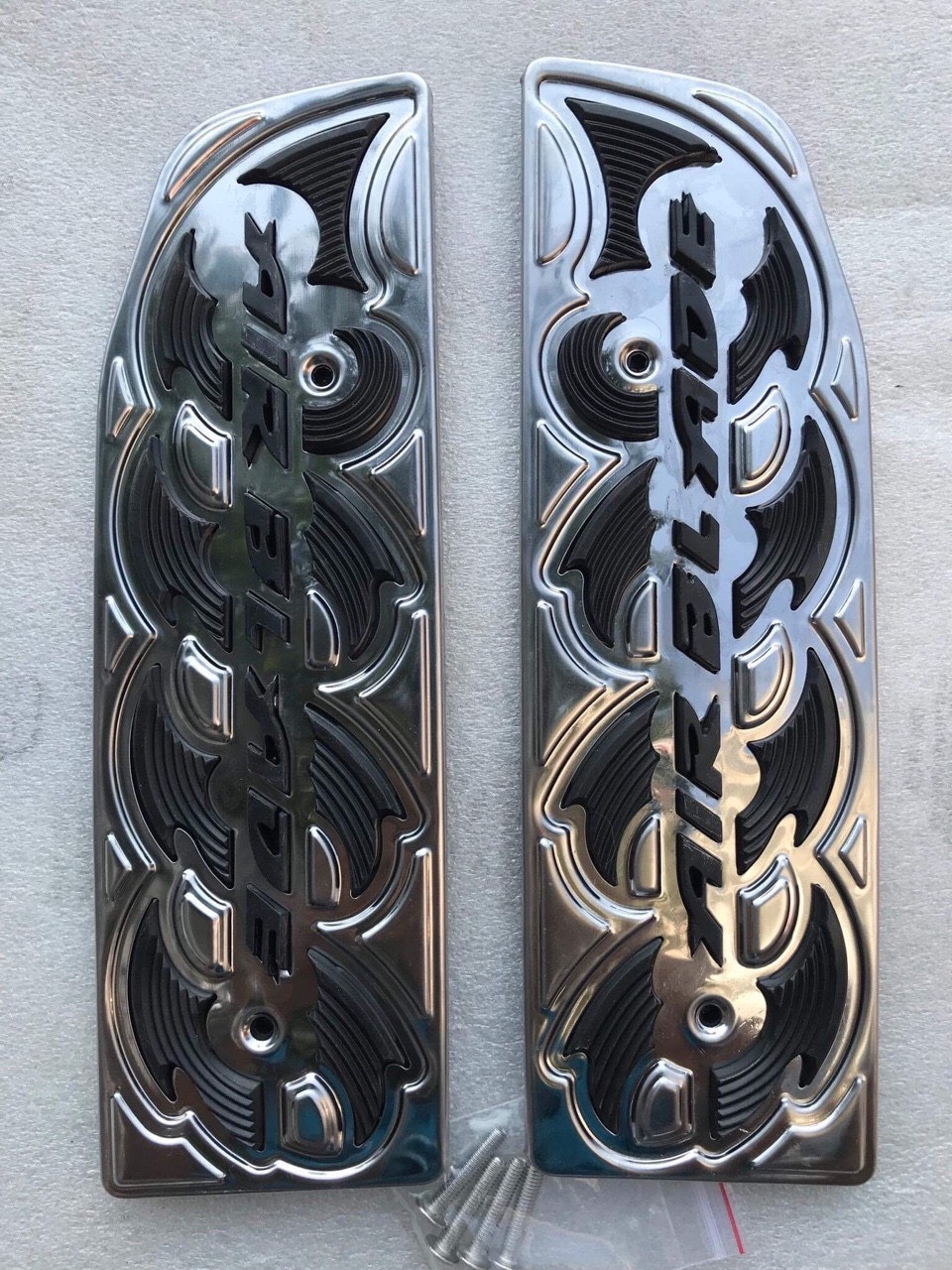 THẢM LÓT CHÂN INOX AIR BLADE 2008- 2010, HÀNG ĐẸP, INOX ĐẾ CAO SU NỔI CHỐNG TRƠN TRỢT, KÈM 4 ỐC INOX, SẢN PHẨM LÀ BỘ 2 BÊN XE