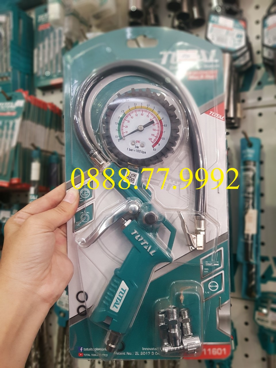 Dụng cụ bơm lốp xe ô tô dùng khí total tat11601