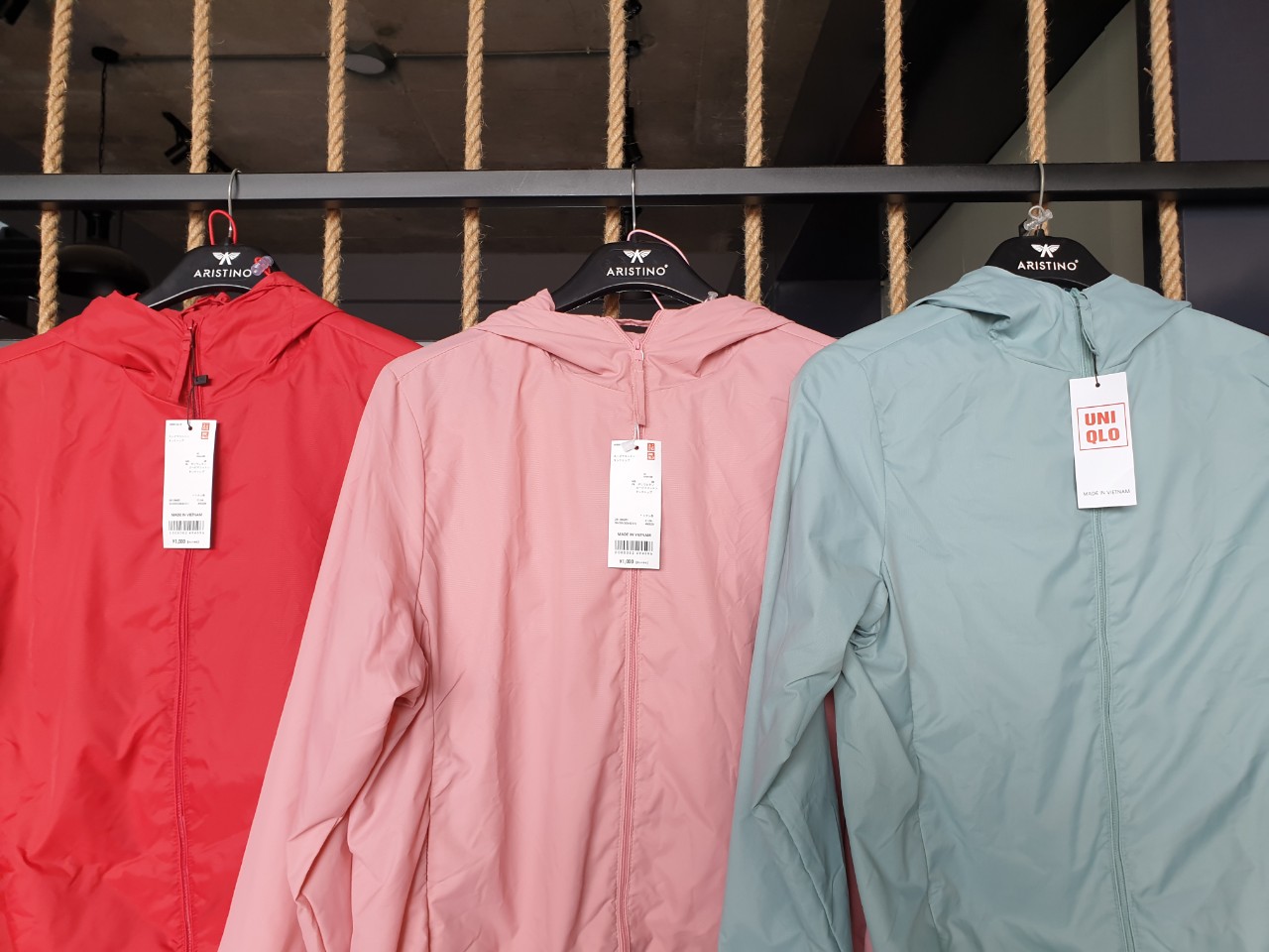 Áo Khoác Gió Uniqlo Màu Đỏ