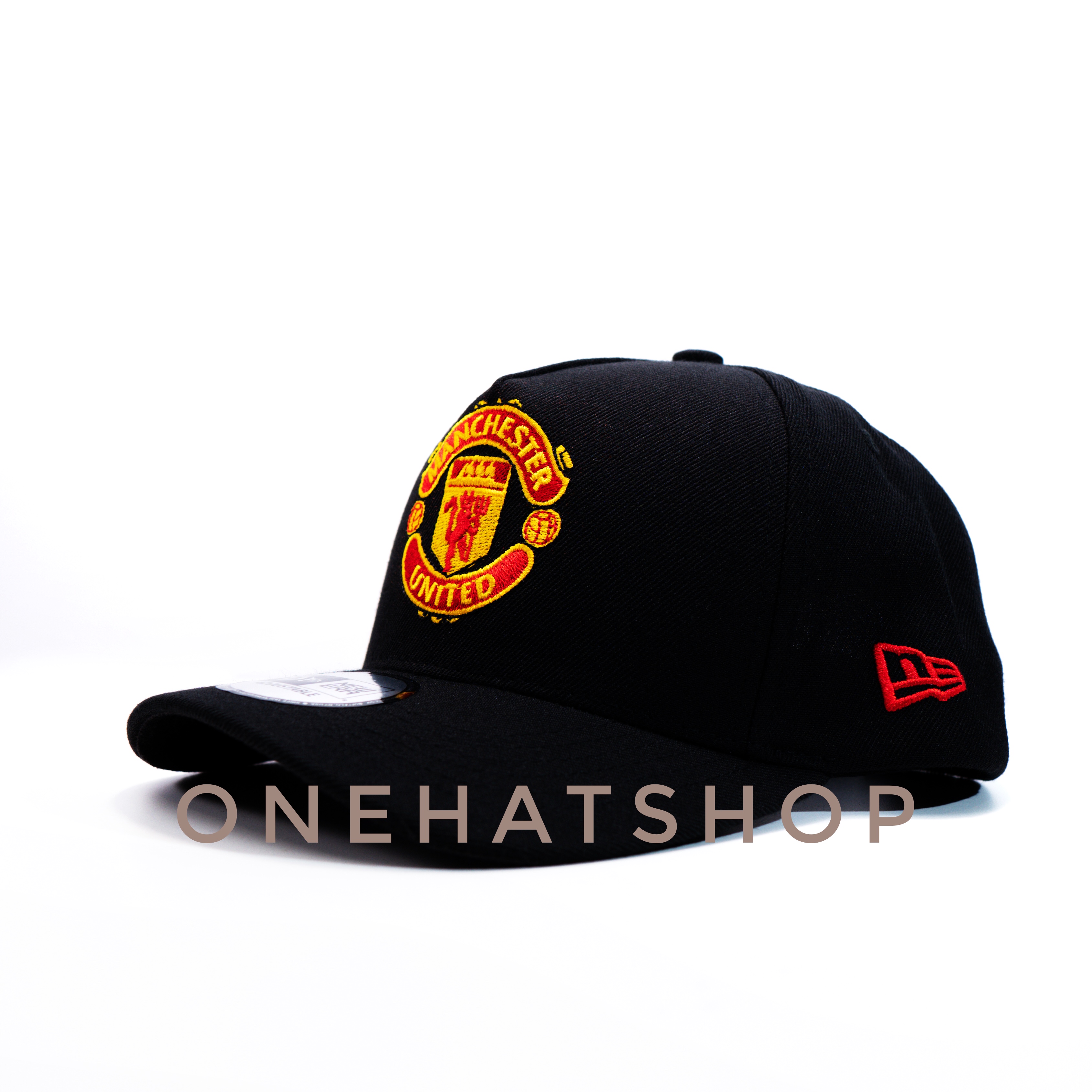 Nón lưỡi trai CLB Manchester United logo đỏ có tem tròn ở vành nón fom trucker cap