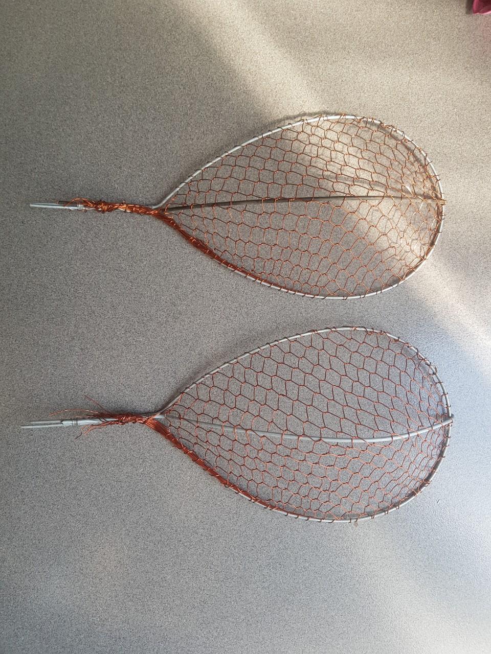 2 chiếc vợt đánh cá lưới đồng