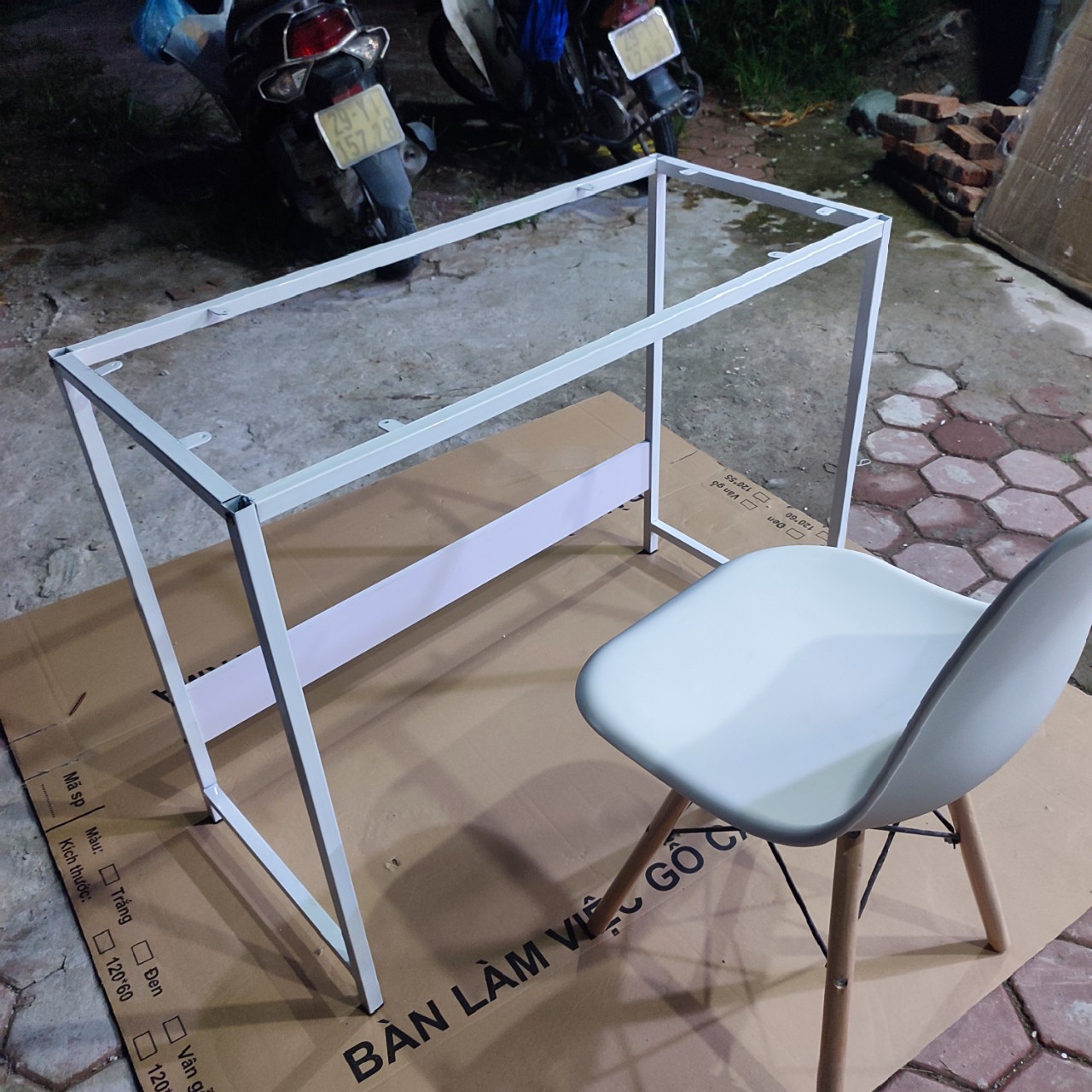 Bàn làm việc chân sắt sơn tĩnh điện mặt gỗ MDF