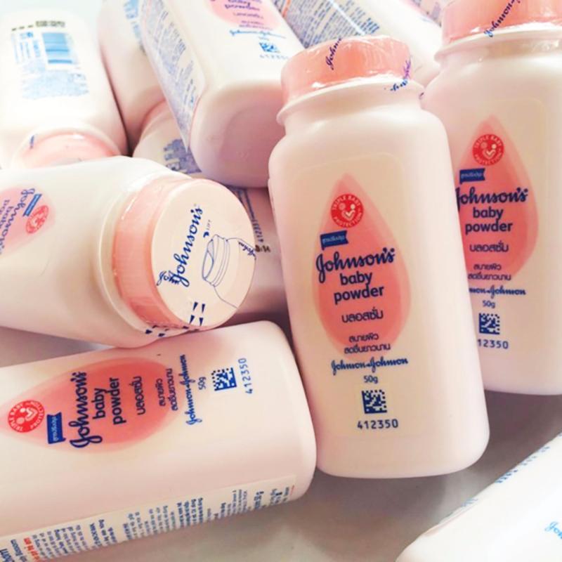 Phấn Johnsons Baby Thái Lan hồng 180g (Blossoms) và Xanh (Aloe & Vitamin E) Beefoodmart