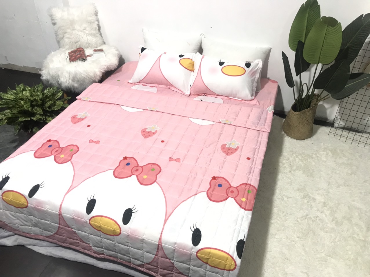 Set Ga Gối 3 Món Mẫu Vịt Hồng CHM2 (Gồm 1 Ga bo chun + 2 Vỏ Gối Nằm)