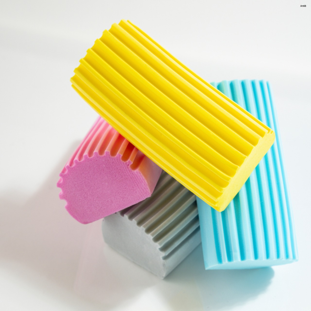[HCM] Miếng Bọt Biển Scrub Daddy Lau Bụi Mọi Ngóc Ngách Damp Duster