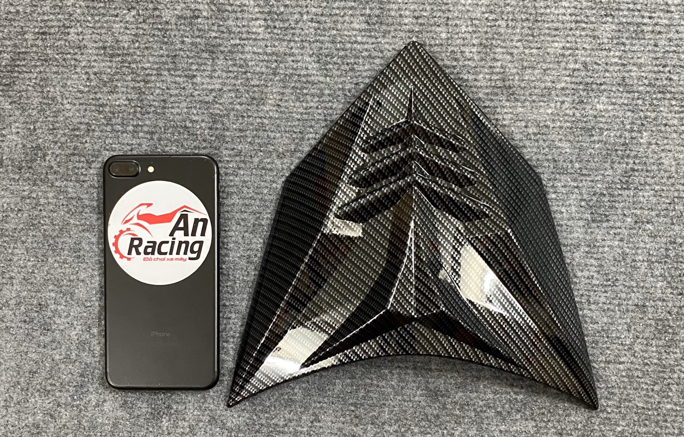 Ốp nạ gắn xe winner x carbon