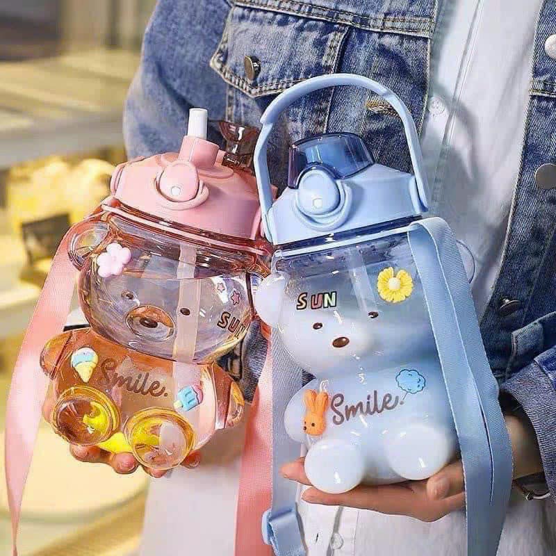 Bình nước gấu 1000ml có dây quai đeo kèm sticker