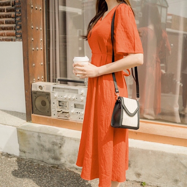 Đầm cam cổ V form dài thắt nơ