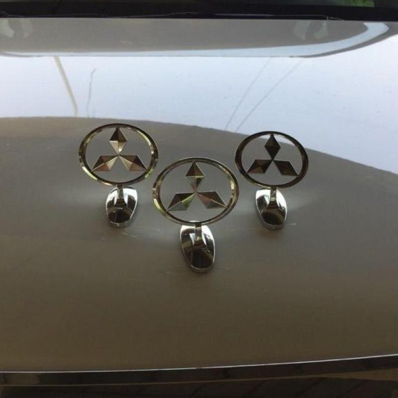 Logo 3D trang trí xe ô tô Mitsubishi