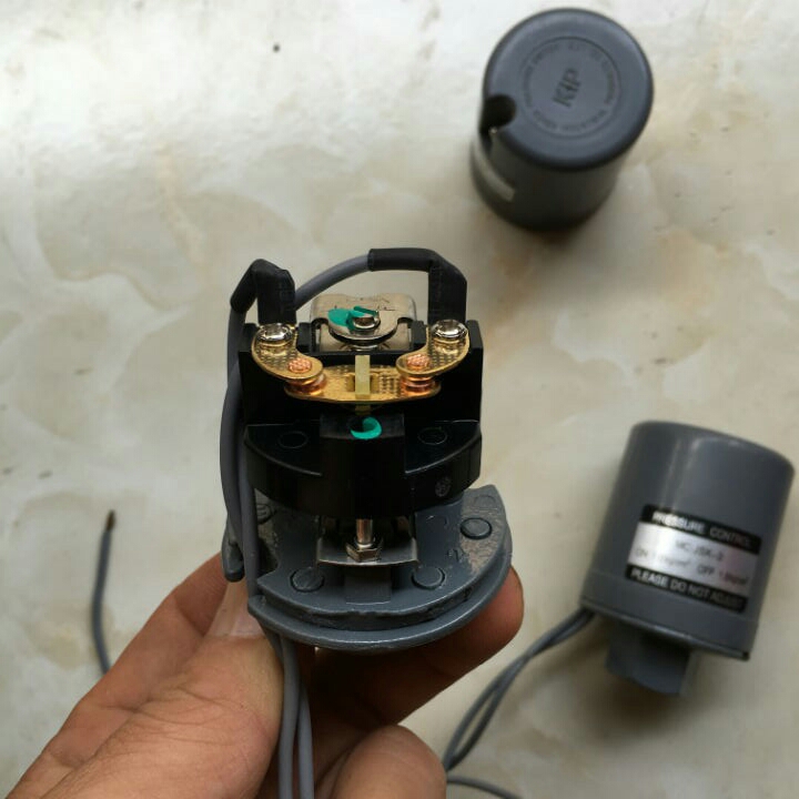 Rơ le máy bơm tăng áp ren 21mm