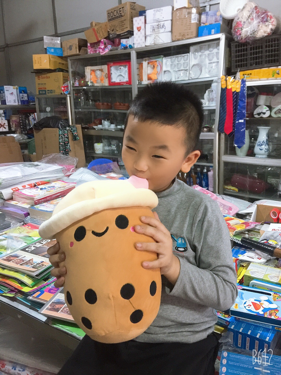 Gấu bông gối ôm hình trà sữa -25cm