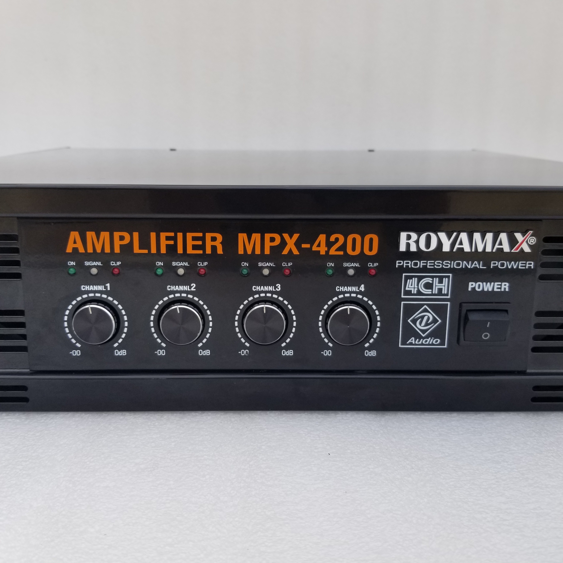 Cục đẩy 4 kênh 40 sò lớn ROYAMAX