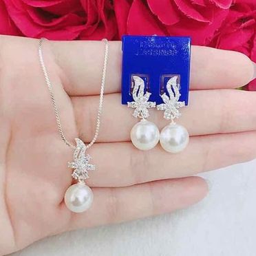 Bông tai bạc gắn đá siêu sang